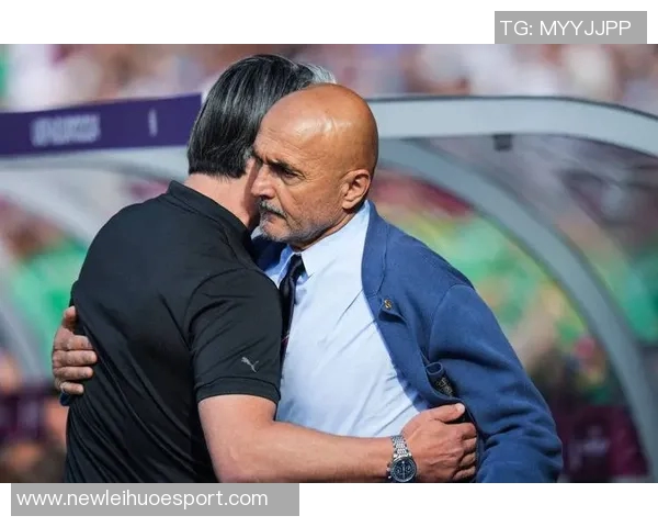 意大利国家队主帅斯帕莱蒂现场观赛ATP总决赛与冠军辛纳亲密合影