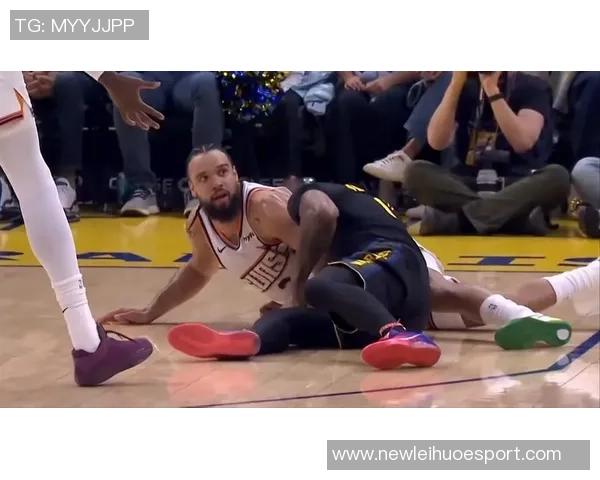 曾凡博全力以赴抢断狄龙皮球倒地争抢引发犯规争议