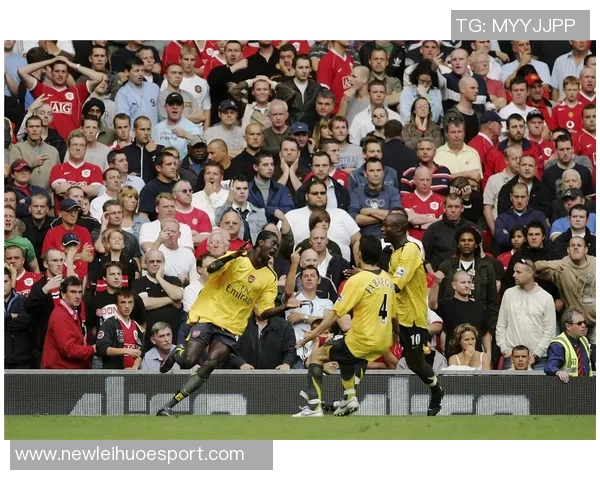 维尼修斯在阿森纳基地训练期间与枪手青训小将亲密合影留念 维尼修斯在阿森纳基地训练期间与枪手青训小将亲密合影留念