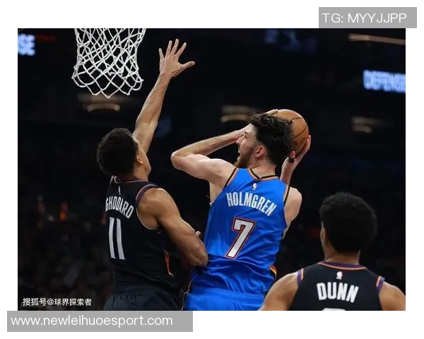 布克高效表现仅用26分钟砍下19分3助攻成为球队绿叶助力胜利